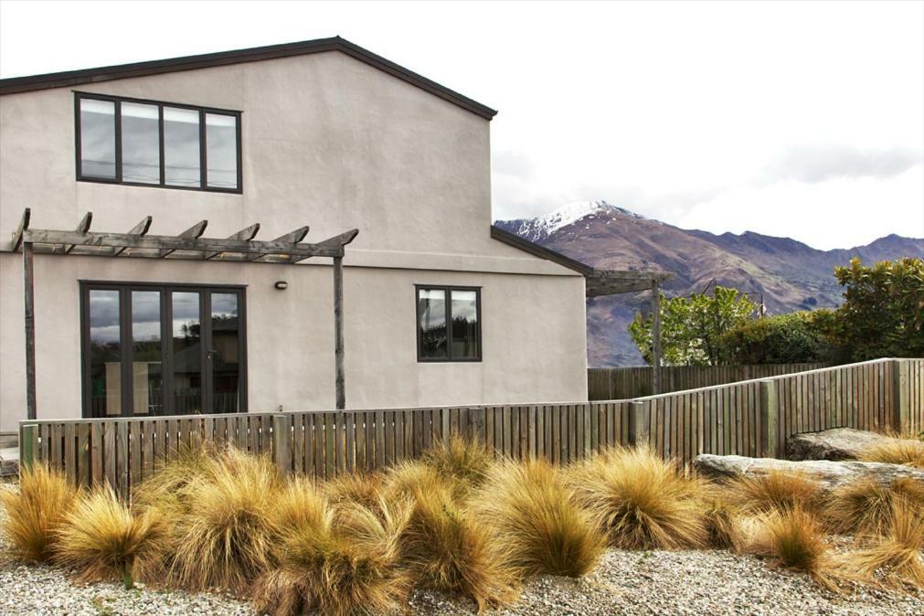 Kylie'S Castle Villa Wanaka Exterior photo